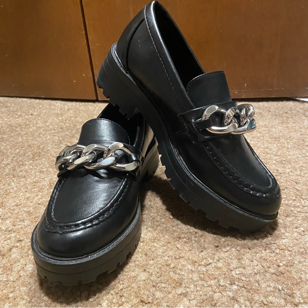 ESpirit Chunky Black Loafers with Silver Chain Detail Women’s 6